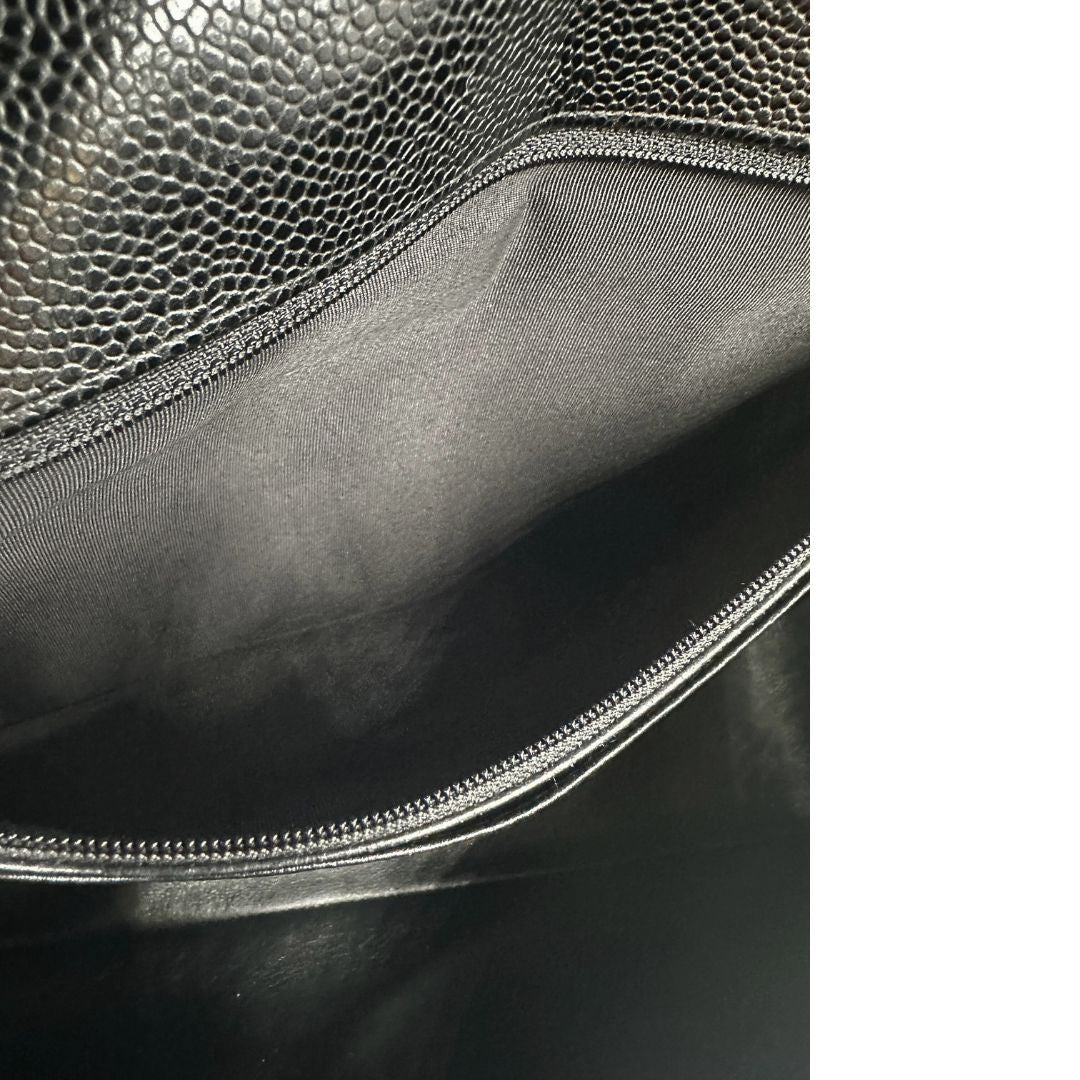 interno  Borsa Chanel in pelle caviar nera trapuntata con hardware argentato, di lusso, originale, ottime condizioni, usata.
