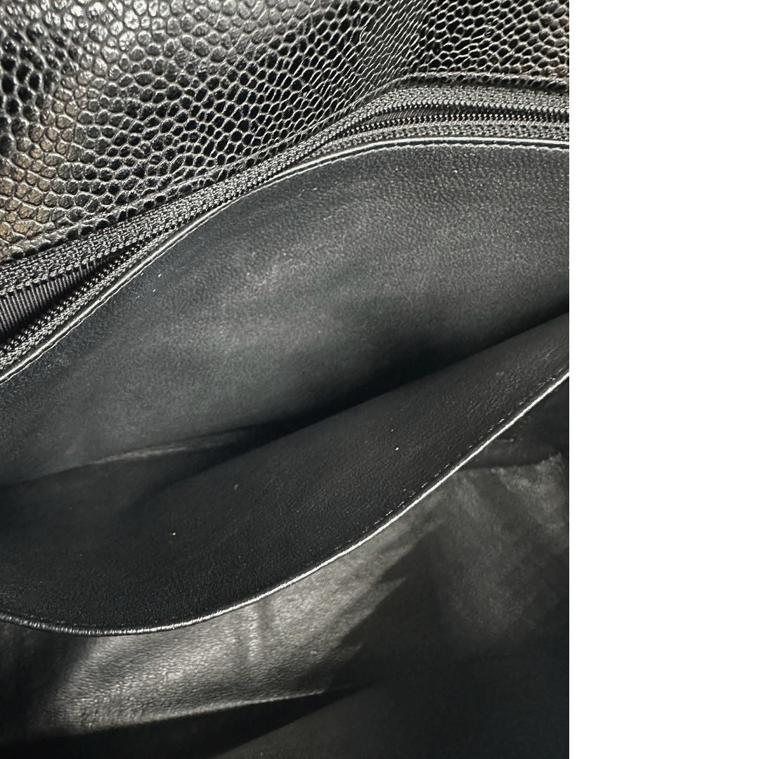 interno  Borsa Chanel in pelle caviar nera trapuntata con hardware argentato, di lusso, originale, ottime condizioni, usata.