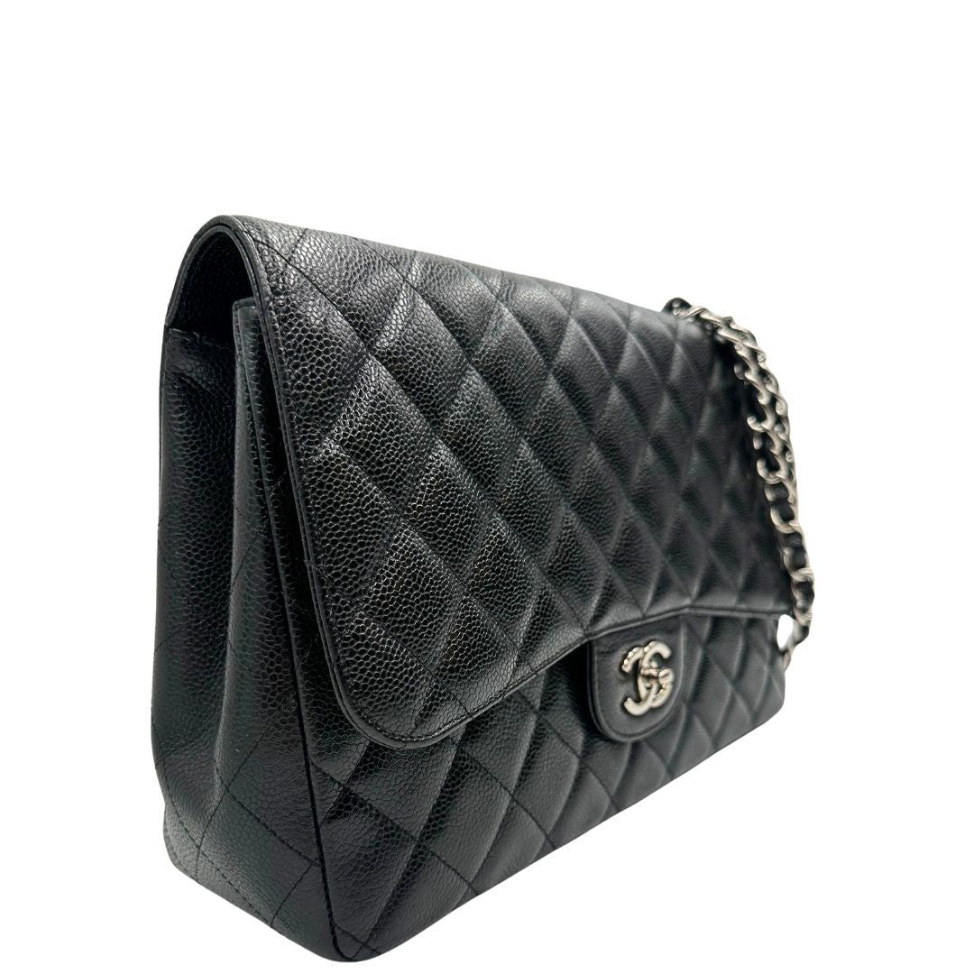 lato  Borsa Chanel in pelle caviar nera trapuntata con hardware argentato, di lusso, originale, ottime condizioni, usata. 