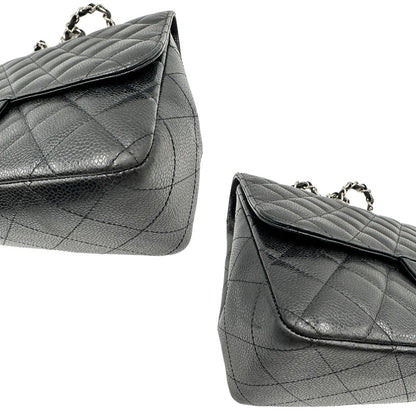 angoli  Borsa Chanel in pelle caviar nera trapuntata con hardware argentato, di lusso, originale, ottime condizioni, usata. 