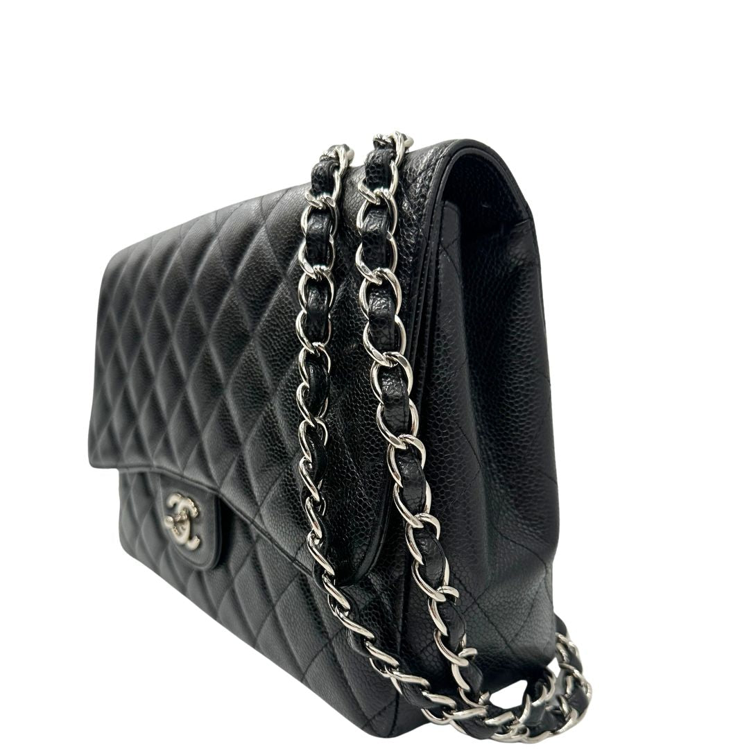lato  Borsa Chanel in pelle caviar nera trapuntata con hardware argentato, di lusso, originale, ottime condizioni, usata. 
