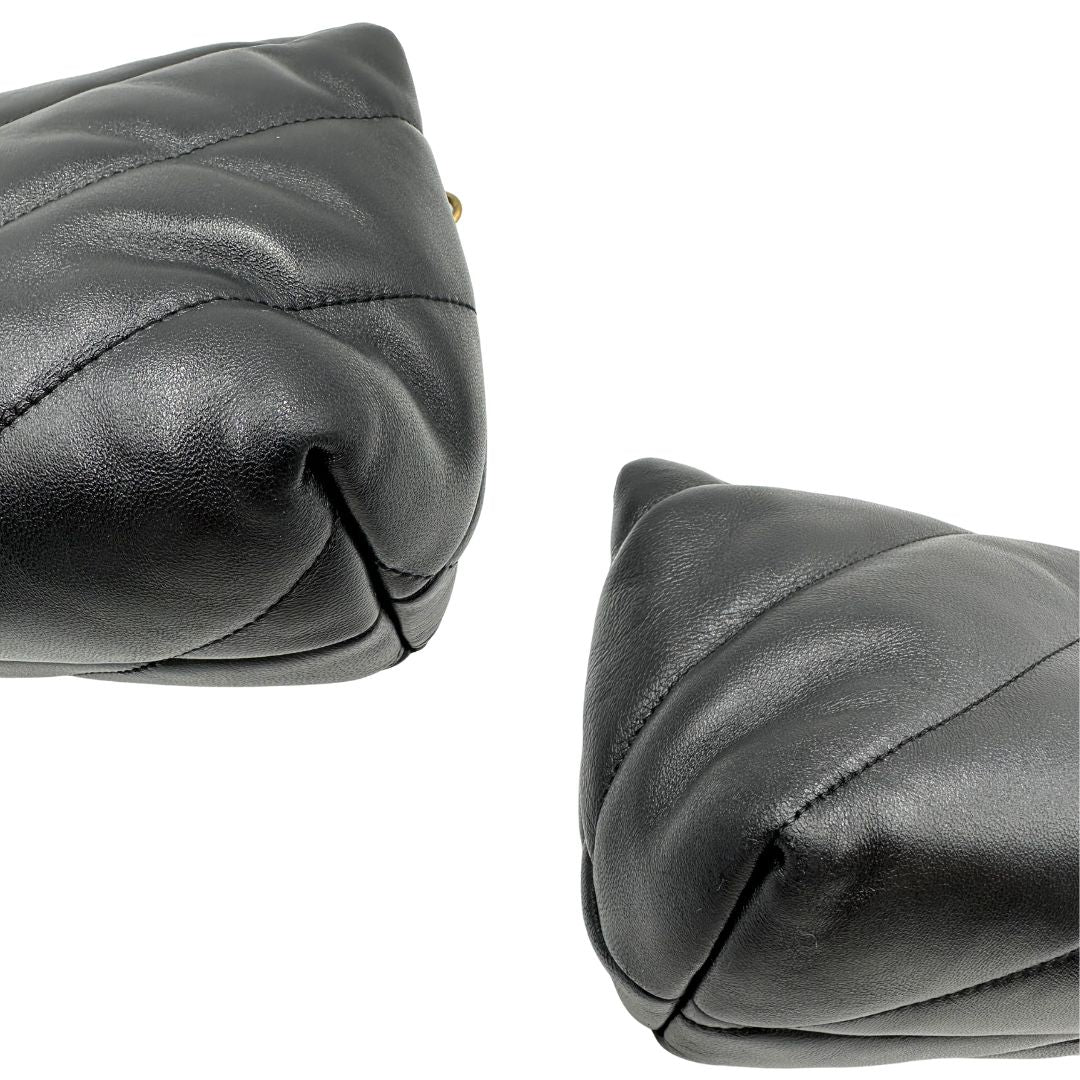 Angoli di una Pinko in pelle nera trapuntata, indossabile a spalla o a tracolla, usata, originale, second hand, in ottime condizioni.