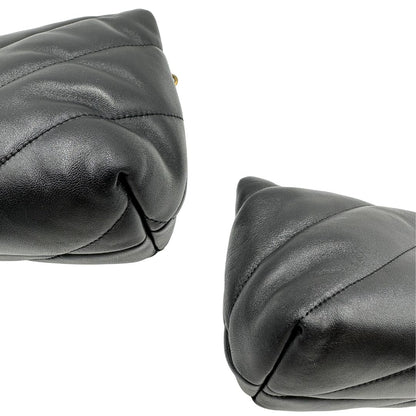 Angoli di una Pinko in pelle nera trapuntata, indossabile a spalla o a tracolla, usata, originale, second hand, in ottime condizioni.