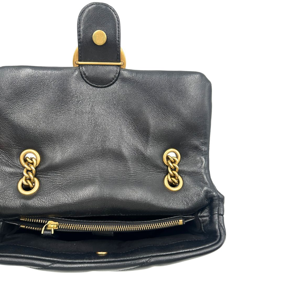 Apertura di una Pinko in pelle nera trapuntata, indossabile a spalla o a tracolla, usata, originale, second hand, in ottime condizioni.