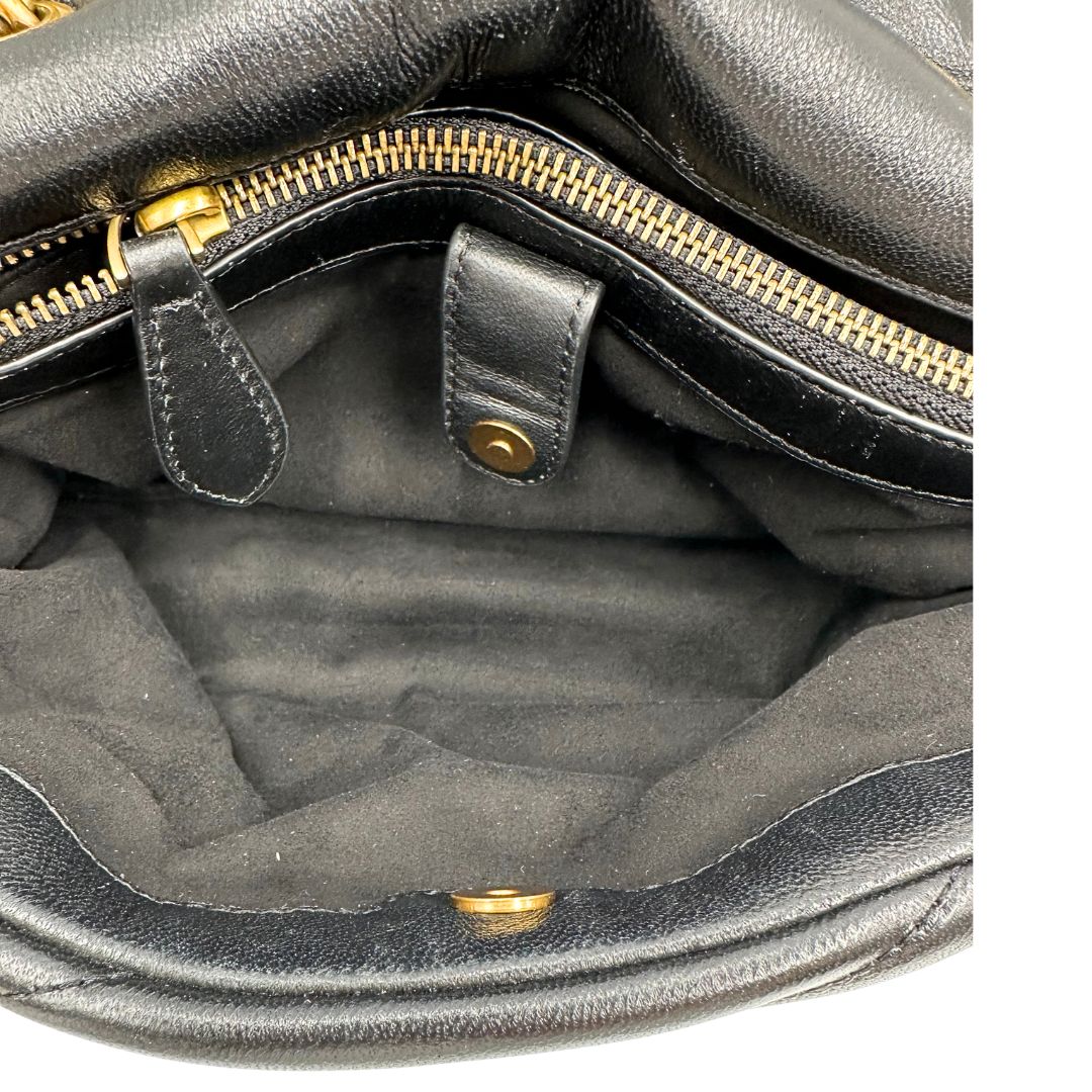Interno di una Pinko in pelle nera trapuntata, indossabile a spalla o a tracolla, usata, originale, second hand, in ottime condizioni.