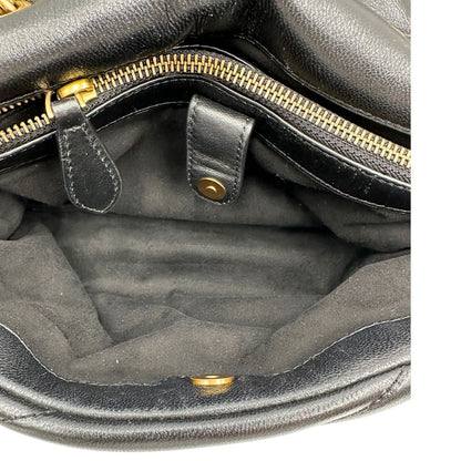 Interno di una Pinko in pelle nera trapuntata, indossabile a spalla o a tracolla, usata, originale, second hand, in ottime condizioni.