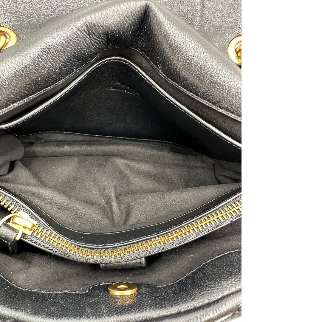 Interno di una Pinko in pelle nera trapuntata, indossabile a spalla o a tracolla, usata, originale, second hand, in ottime condizioni.