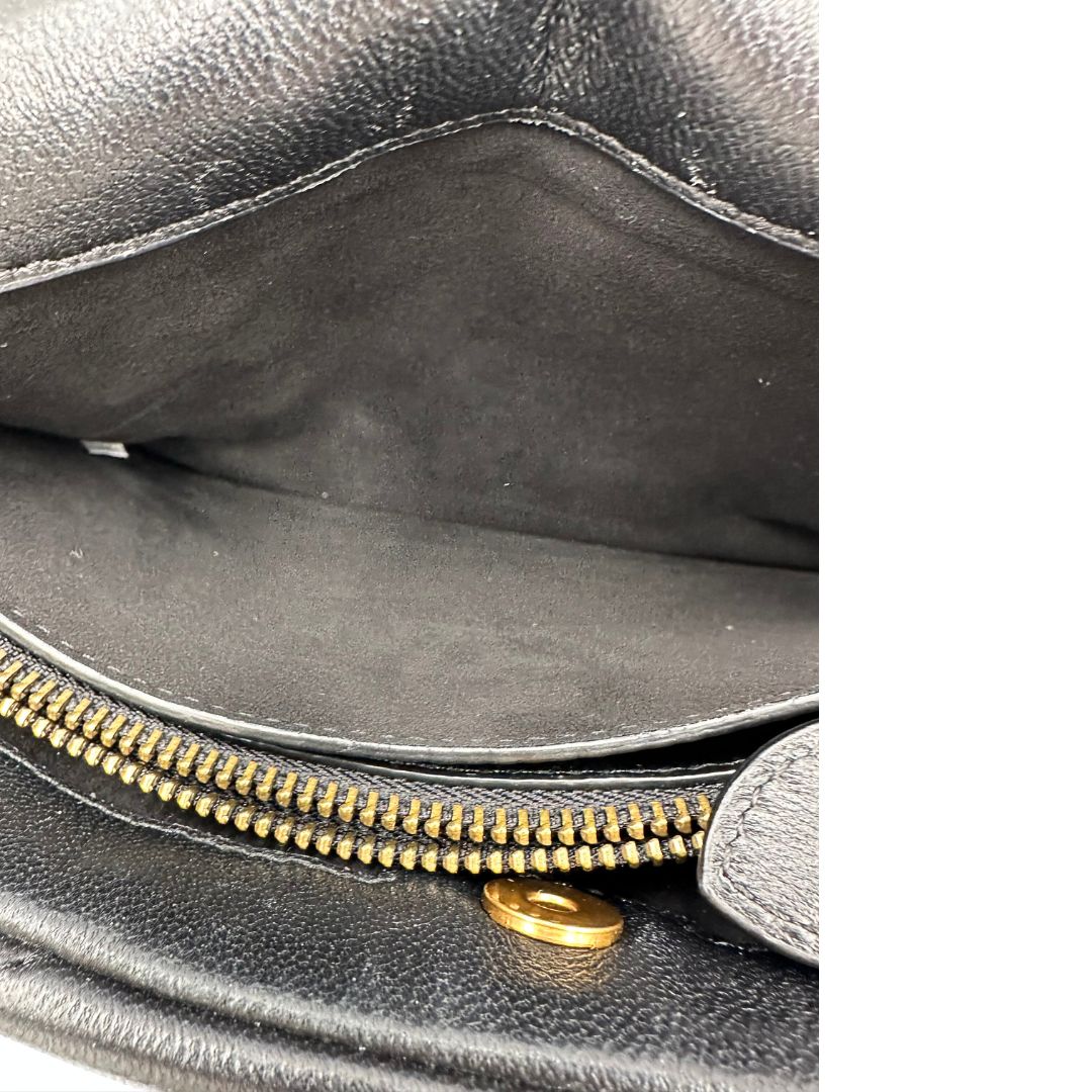 Interno di una Pinko in pelle nera trapuntata, indossabile a spalla o a tracolla, usata, originale, second hand, in ottime condizioni.