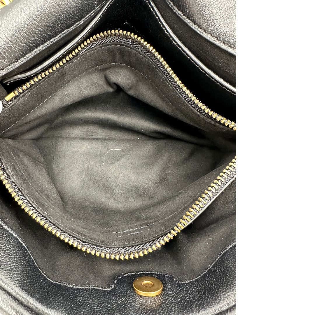 Interno di una Pinko in pelle nera trapuntata, indossabile a spalla o a tracolla, usata, originale, second hand, in ottime condizioni.