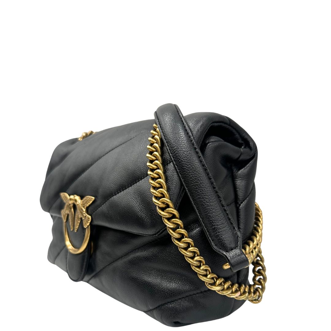Laterale destro di una Pinko in pelle nera trapuntata, indossabile a spalla o a tracolla, usata, originale, second hand, in ottime condizioni.