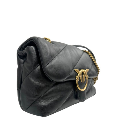 Laterale sinistro di una Pinko in pelle nera trapuntata, indossabile a spalla o a tracolla, usata, originale, second hand, in ottime condizioni.