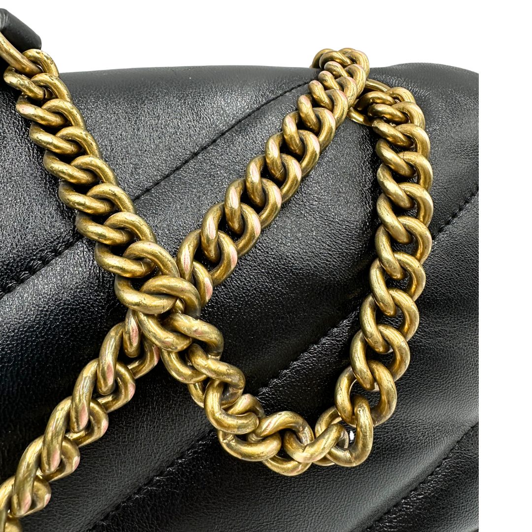 Catene ossidate di una Pinko in pelle nera trapuntata, indossabile a spalla o a tracolla, usata, originale, second hand, in ottime condizioni.