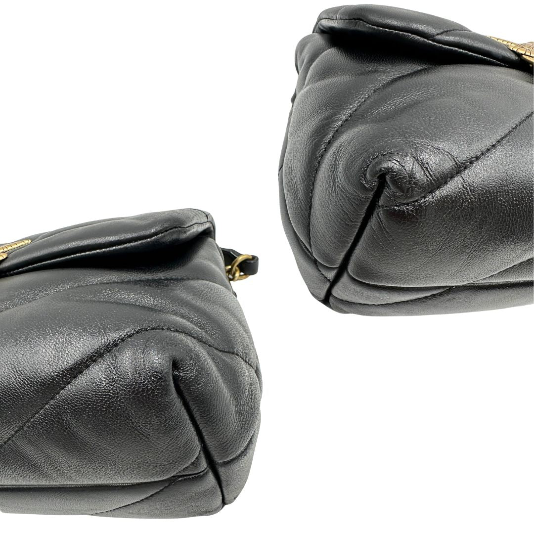 Angoli di una Pinko in pelle nera trapuntata, indossabile a spalla o a tracolla, usata, originale, second hand, in ottime condizioni.