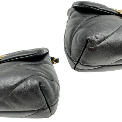 Angoli di una Pinko in pelle nera trapuntata, indossabile a spalla o a tracolla, usata, originale, second hand, in ottime condizioni.