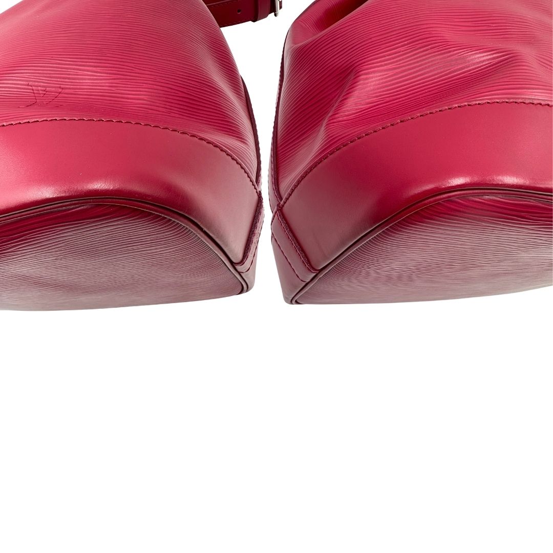 angoli Secchiello LV in pelle epi color magenta, di lusso, originale, ottime condizioni, usata. 