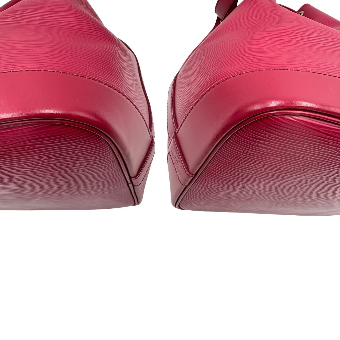 angoli Secchiello LV in pelle epi color magenta, di lusso, originale, ottime condizioni, usata. 