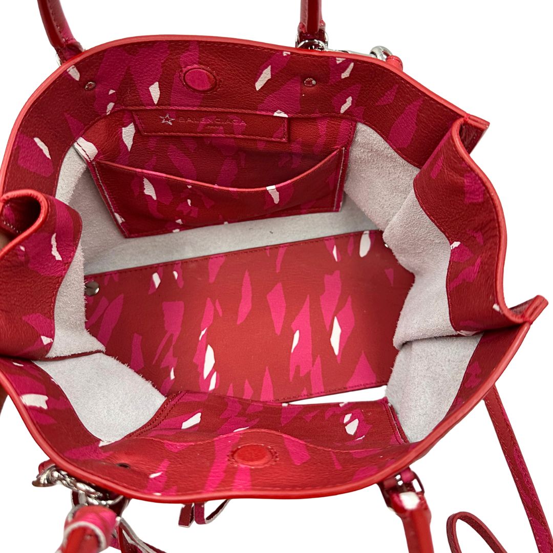 Interno di una borsa Balenciaga Papier multicolore, con parti metalliche argentate e comodo specchietto amovibile, usata, originale, second hand, in condizioni eccellenti.