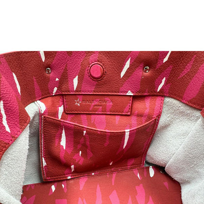 Interno di una borsa Balenciaga Papier multicolore, con parti metalliche argentate e comodo specchietto amovibile, usata, originale, second hand, in condizioni eccellenti.