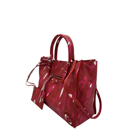 Laterale destro di una borsa Balenciaga Papier multicolore, con parti metalliche argentate e comodo specchietto amovibile, usata, originale, second hand, in condizioni eccellenti.