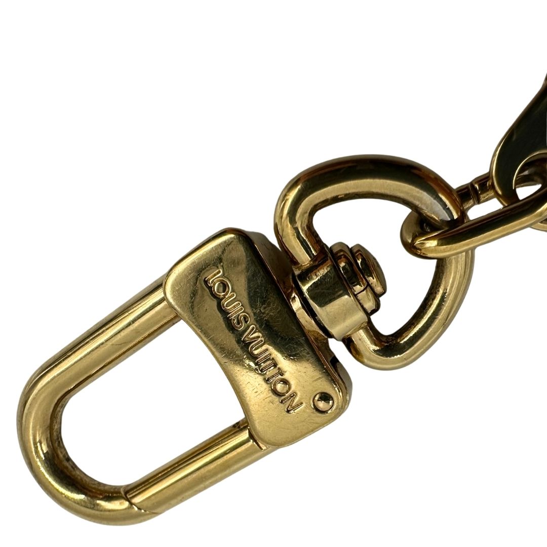 Logo di un charm portachiavi LV in metallo dorato, corredato, usato, originale, second hand, in ottime condizioni.