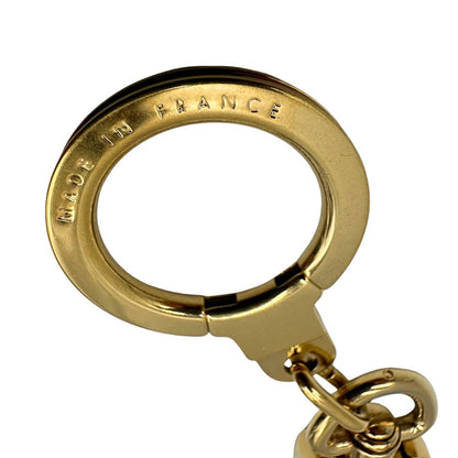 Made in di un charm portachiavi LV in metallo dorato, corredato, usato, originale, second hand, in ottime condizioni.