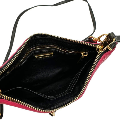 Interno di una pochette con tracolla Miu Miu Biker in morbida nappa vele color azalea e hardware dorato, caratterizzata da occhielli metallici, usata, originale, second hand, in ottime condizioni.