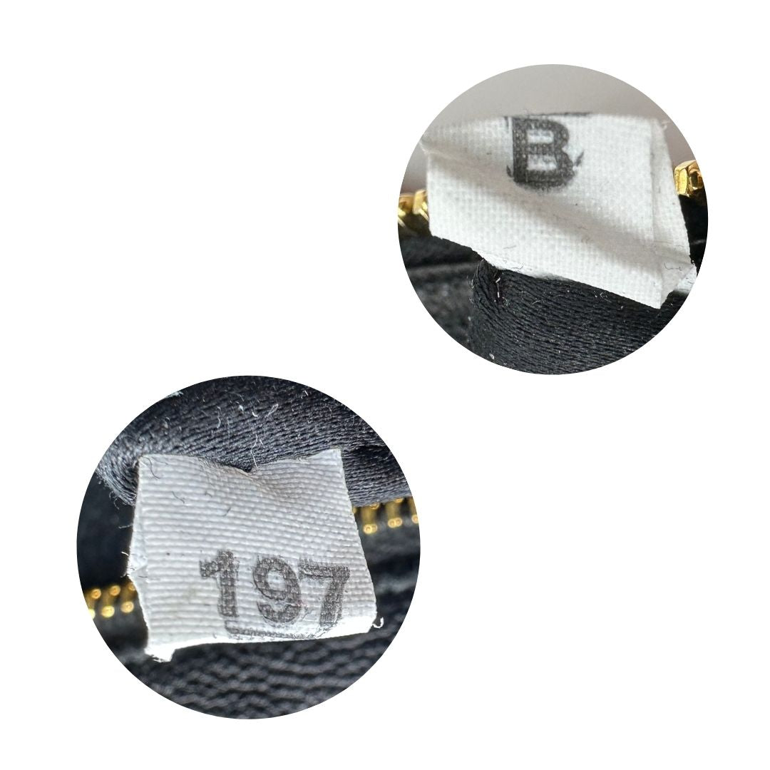 Codici di una pochette con tracolla Miu Miu Biker in morbida nappa vele color azalea e hardware dorato, caratterizzata da occhielli metallici, usata, originale, second hand, in ottime condizioni.