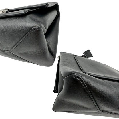 Angoli, Borsa MK in pelle con impunture trapuntate, con parti metalliche in ottone nero, indossabile a spalla o a tracolla. Originale, usata, di lusso, in ottime condizioni.