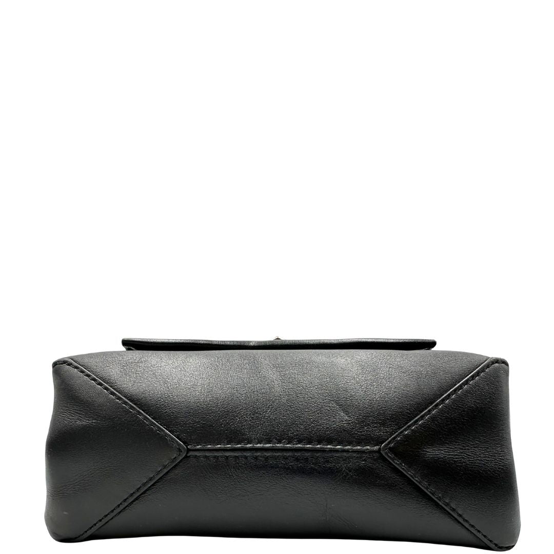 Base, Borsa MK in pelle con impunture trapuntate, con parti metalliche in ottone nero, indossabile a spalla o a tracolla. Originale, usata, di lusso, in ottime condizioni.