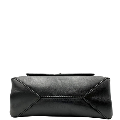 Base, Borsa MK in pelle con impunture trapuntate, con parti metalliche in ottone nero, indossabile a spalla o a tracolla. Originale, usata, di lusso, in ottime condizioni.