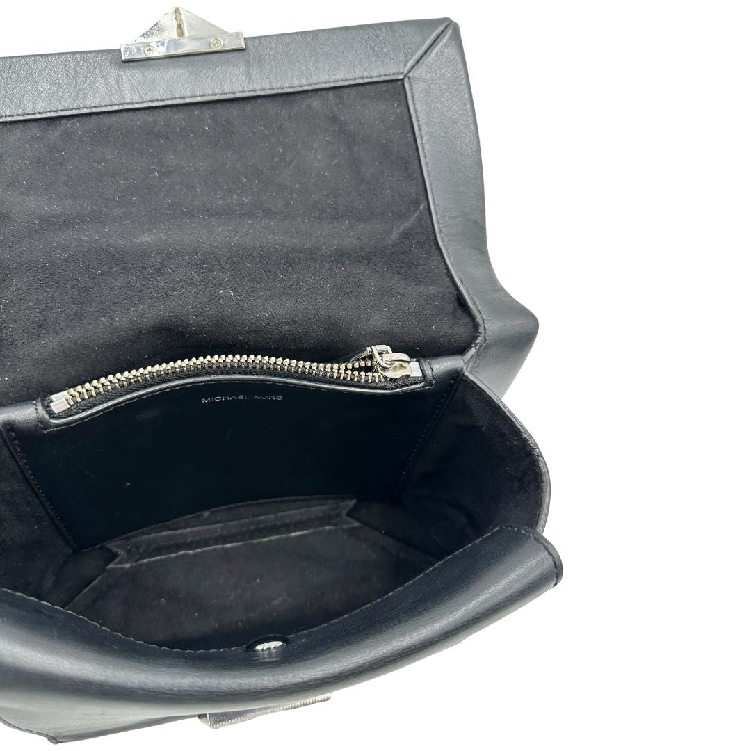 Interno, Borsa MK in pelle con impunture trapuntate, con parti metalliche in ottone nero, indossabile a spalla o a tracolla. Originale, usata, di lusso, in ottime condizioni.