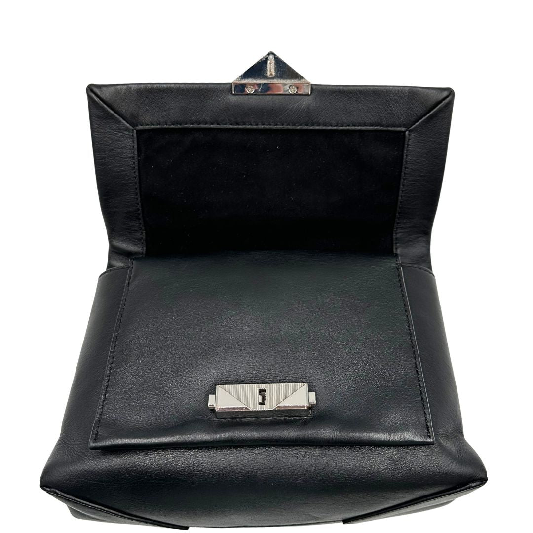 Interno, Borsa MK in pelle con impunture trapuntate, con parti metalliche in ottone nero, indossabile a spalla o a tracolla. Originale, usata, di lusso, in ottime condizioni.