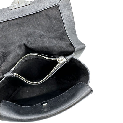 Interno, Borsa MK in pelle con impunture trapuntate, con parti metalliche in ottone nero, indossabile a spalla o a tracolla. Originale, usata, di lusso, in ottime condizioni.