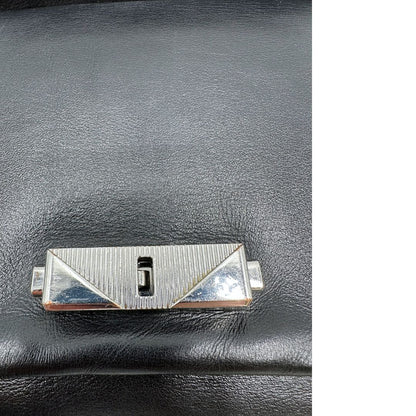 Chiusura, Borsa MK in pelle con impunture trapuntate, con parti metalliche in ottone nero, indossabile a spalla o a tracolla. Originale, usata, di lusso, in ottime condizioni.