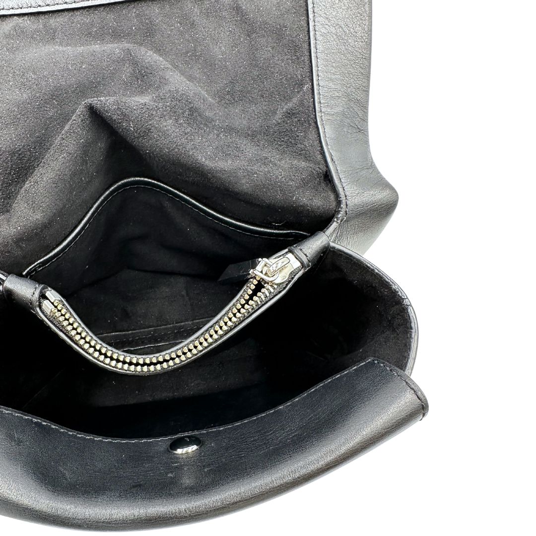Interno, Borsa MK in pelle con impunture trapuntate, con parti metalliche in ottone nero, indossabile a spalla o a tracolla. Originale, usata, di lusso, in ottime condizioni.