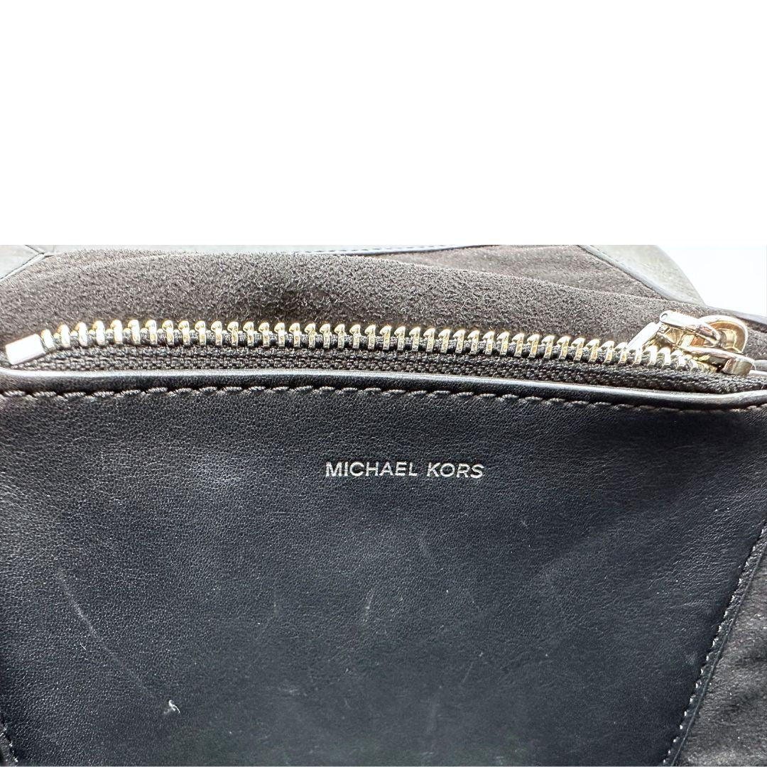 Interno, Borsa MK in pelle con impunture trapuntate, con parti metalliche in ottone nero, indossabile a spalla o a tracolla. Originale, usata, di lusso, in ottime condizioni.