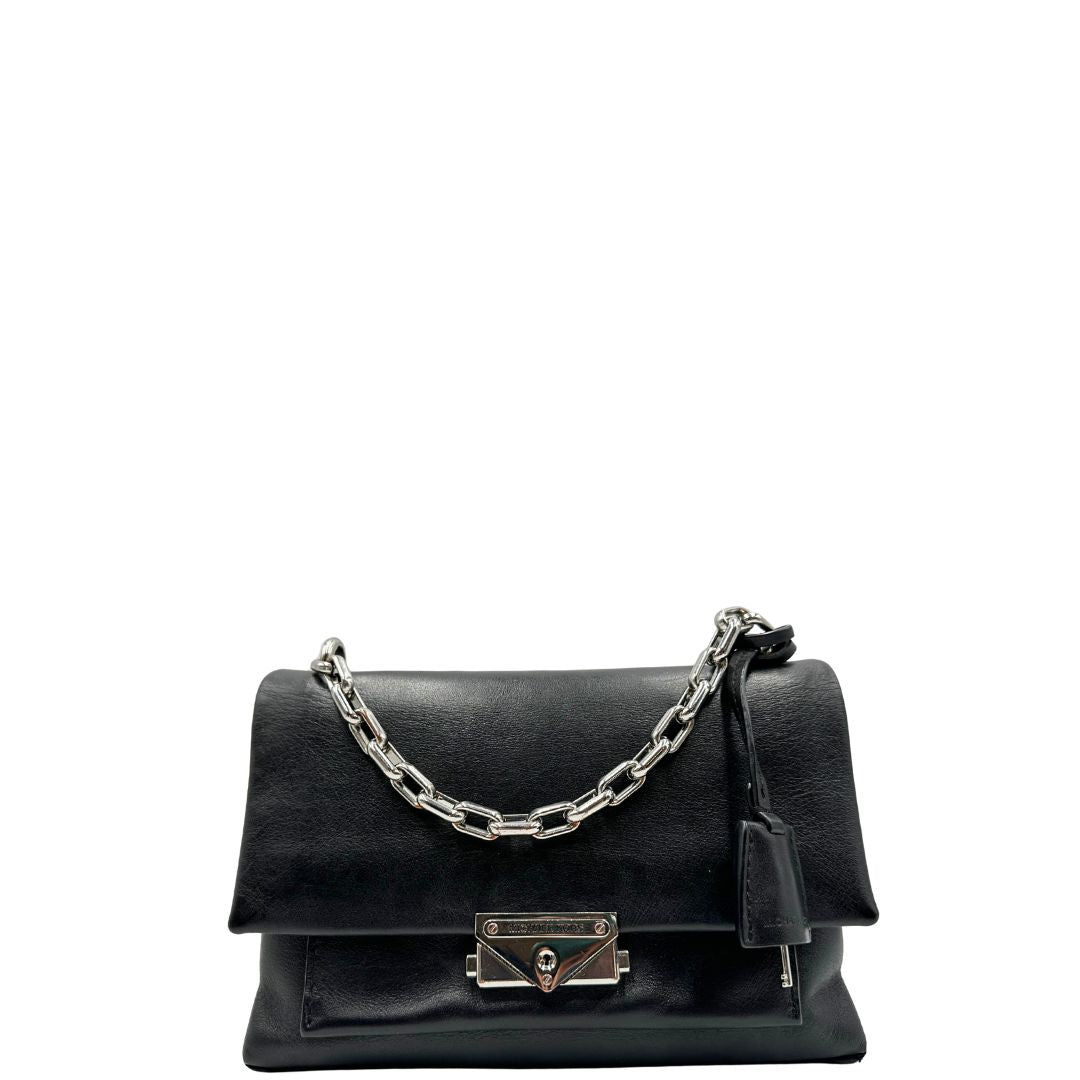 Front, Borsa MK in pelle con impunture trapuntate, con parti metalliche in ottone nero, indossabile a spalla o a tracolla. Originale, usata, di lusso, in ottime condizioni.