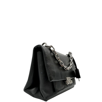 Lato destro, Borsa MK in pelle con impunture trapuntate, con parti metalliche in ottone nero, indossabile a spalla o a tracolla. Originale, usata, di lusso, in ottime condizioni.