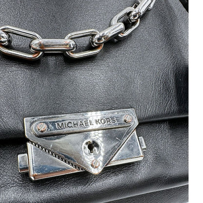 Chiusura, Borsa MK in pelle con impunture trapuntate, con parti metalliche in ottone nero, indossabile a spalla o a tracolla. Originale, usata, di lusso, in ottime condizioni.