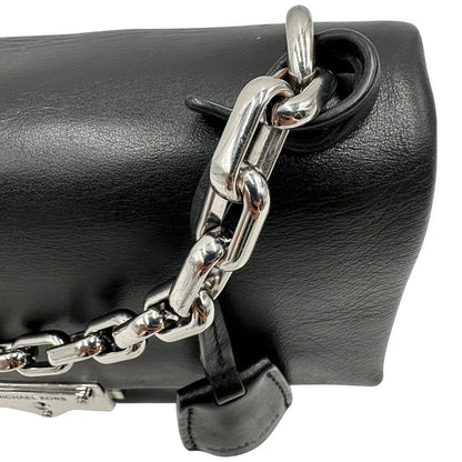 Borsa MK in pelle con impunture trapuntate, con parti metalliche in ottone nero, indossabile a spalla o a tracolla. Originale, usata, di lusso, in ottime condizioni.