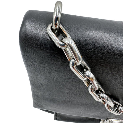 Borsa MK in pelle con impunture trapuntate, con parti metalliche in ottone nero, indossabile a spalla o a tracolla. Originale, usata, di lusso, in ottime condizioni.
