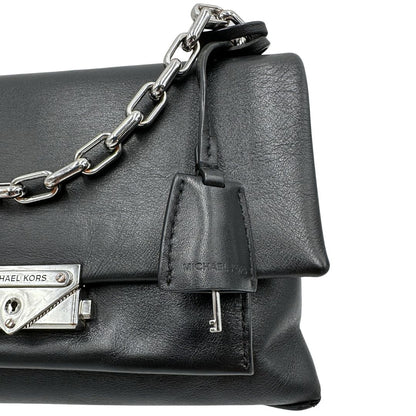 Borsa MK in pelle con impunture trapuntate, con parti metalliche in ottone nero, indossabile a spalla o a tracolla. Originale, usata, di lusso, in ottime condizioni.