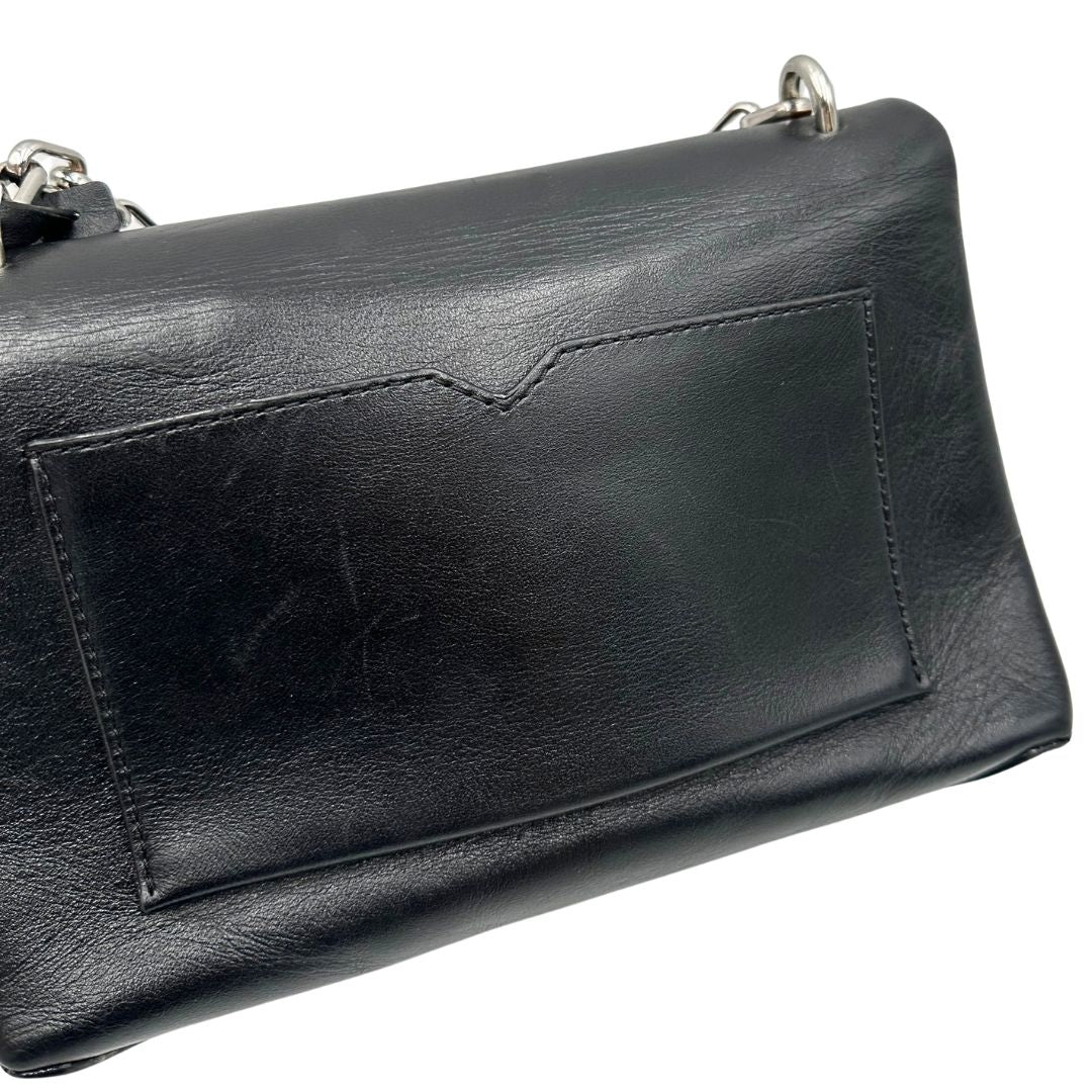 Retro, Borsa MK in pelle con impunture trapuntate, con parti metalliche in ottone nero, indossabile a spalla o a tracolla. Originale, usata, di lusso, in ottime condizioni.