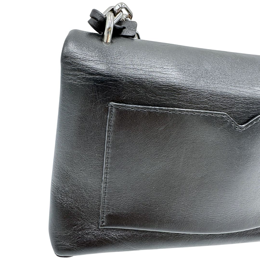 Retro, Borsa MK in pelle con impunture trapuntate, con parti metalliche in ottone nero, indossabile a spalla o a tracolla. Originale, usata, di lusso, in ottime condizioni.