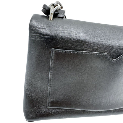 Retro, Borsa MK in pelle con impunture trapuntate, con parti metalliche in ottone nero, indossabile a spalla o a tracolla. Originale, usata, di lusso, in ottime condizioni.