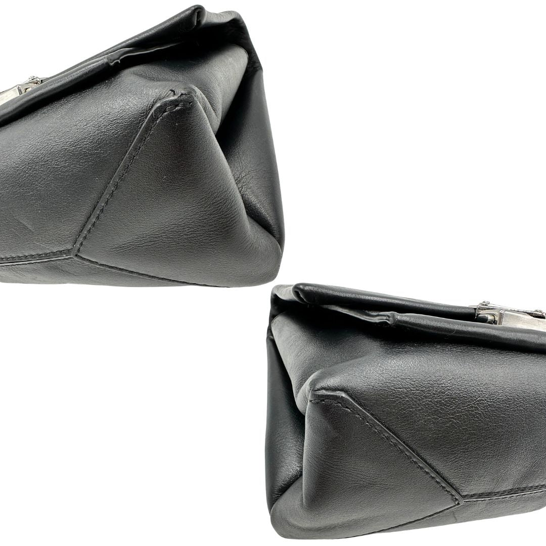 Angoli, Borsa MK in pelle con impunture trapuntate, con parti metalliche in ottone nero, indossabile a spalla o a tracolla. Originale, usata, di lusso, in ottime condizioni.