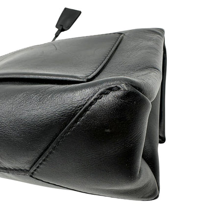 Angolo, Borsa MK in pelle con impunture trapuntate, con parti metalliche in ottone nero, indossabile a spalla o a tracolla. Originale, usata, di lusso, in ottime condizioni.