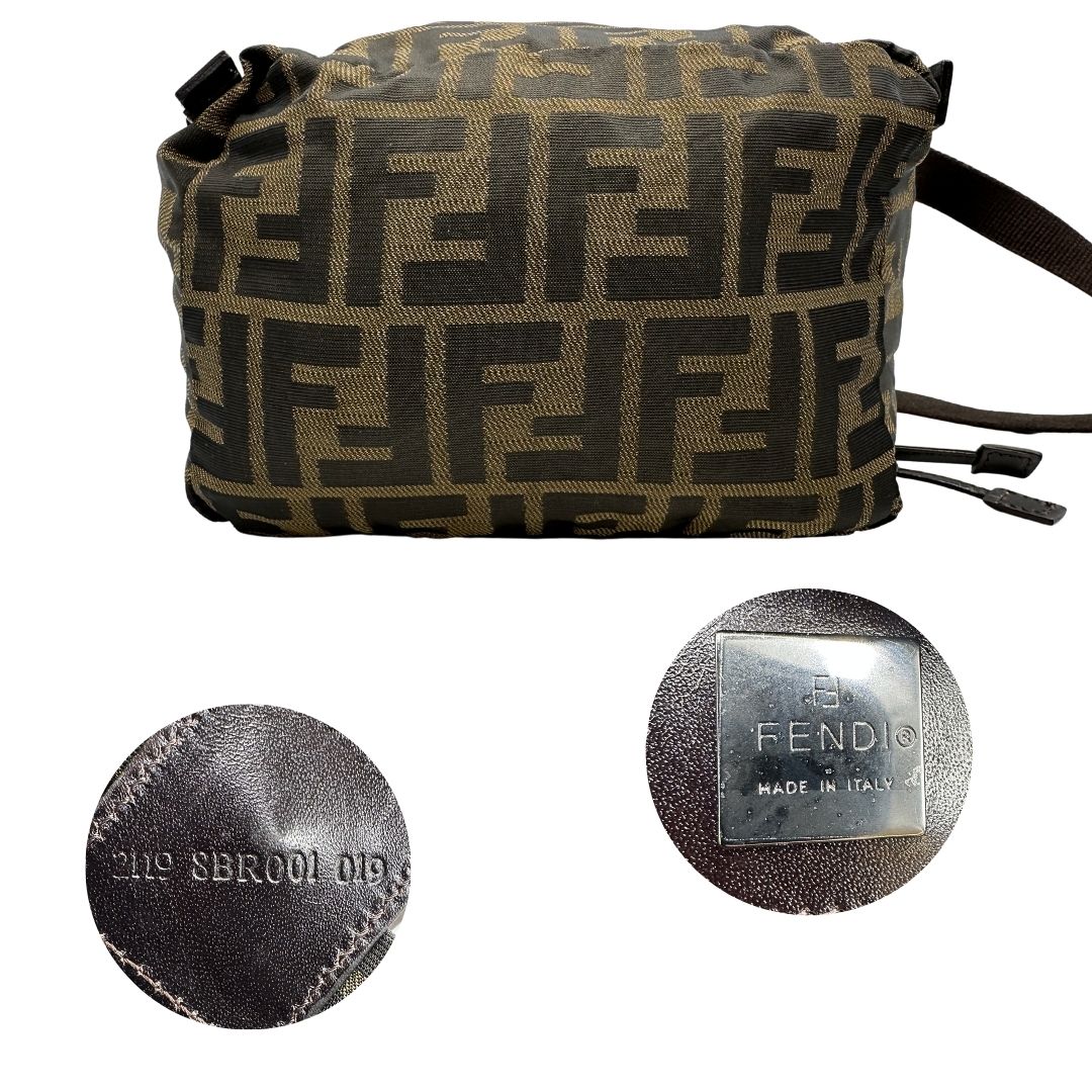 Base e codice di uno zaino Fendi in trama Zucca, nelle tonalità del marrone e tabacco, usato, originale, second hand, in ottime condizioni.
