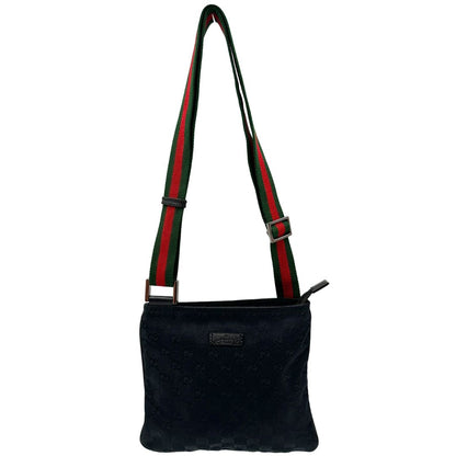 Front di una borsa Gucci GG con tracolla Web regolabile e finiture in pelle nere, usata, originale, second hand, in ottime condizioni.