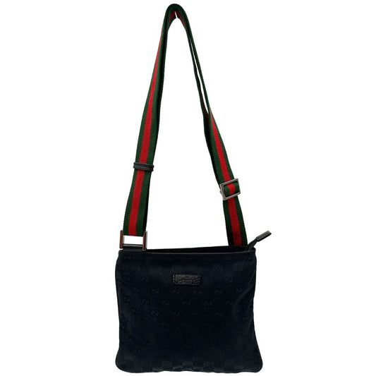 Front di una borsa Gucci GG con tracolla Web regolabile e finiture in pelle nere, usata, originale, second hand, in ottime condizioni.